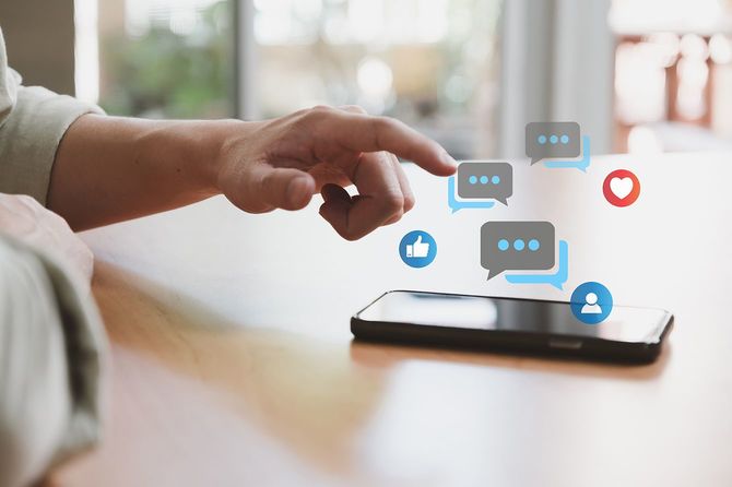 スマーフとフォンを操作する手