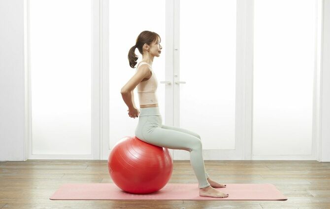 写真⑭ 出典=SAYAKA『バランスボール「美やせ」革命』(プレジデント社)