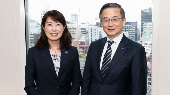 宇宙飛行士の山崎直子氏（左）とイーオン社長の三宅義和氏（右）