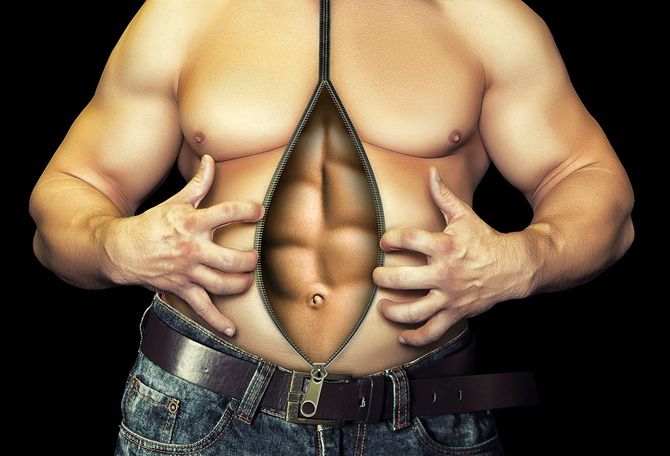 上着を脱ごうとする男性