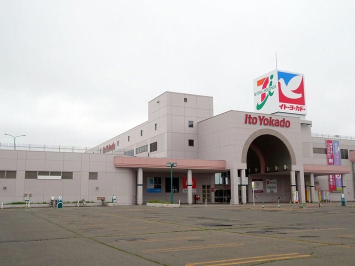 物言う株主から非コンビニ事業の売却を求められているセブン＆アイ（写真＝ブルーノ・プラス／CC-BY-SA-4.0／<a href="https://commons.wikimedia.org/wiki/File:Ito_Yokado_obihiro.jpg" target="_blank">Wikimedia Commons</a>）