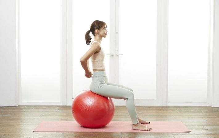 写真⑭　出典＝SAYAKA『<a href="https://www.amazon.co.jp/exec/obidos/ASIN/4833440695/presidentjp-22" target="_blank">バランスボール「美やせ」革命</a>』（プレジデント社）