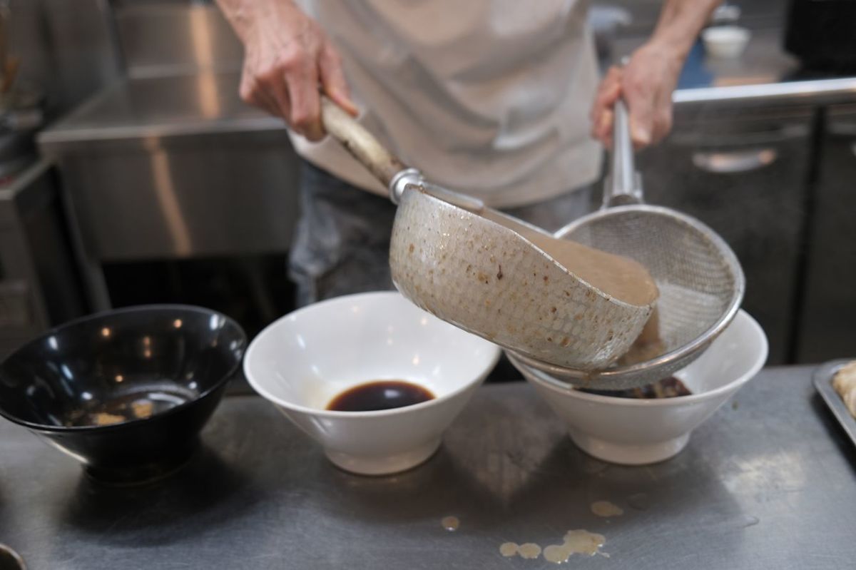 ラーメンを作る高田さん