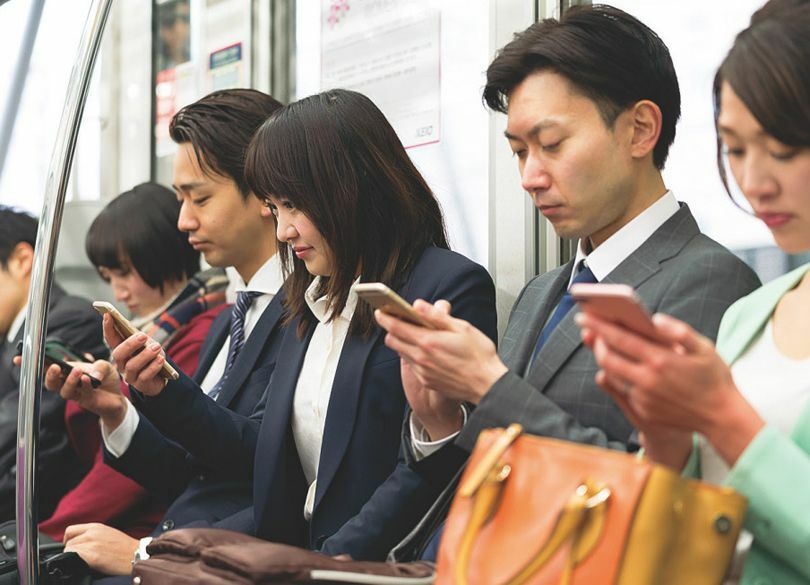 Japanese phone. Японский рынок. Уступать место в Японии старикам. Computers vs smartphones in Japan.