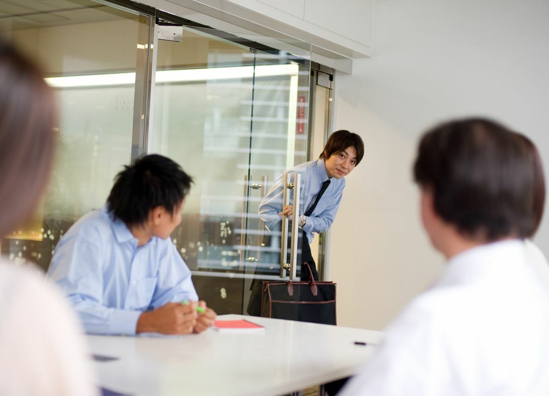 大事な会議に遅刻したら"ヨッ"で乗り切る 伝統的な手法は「顔に霧吹き」