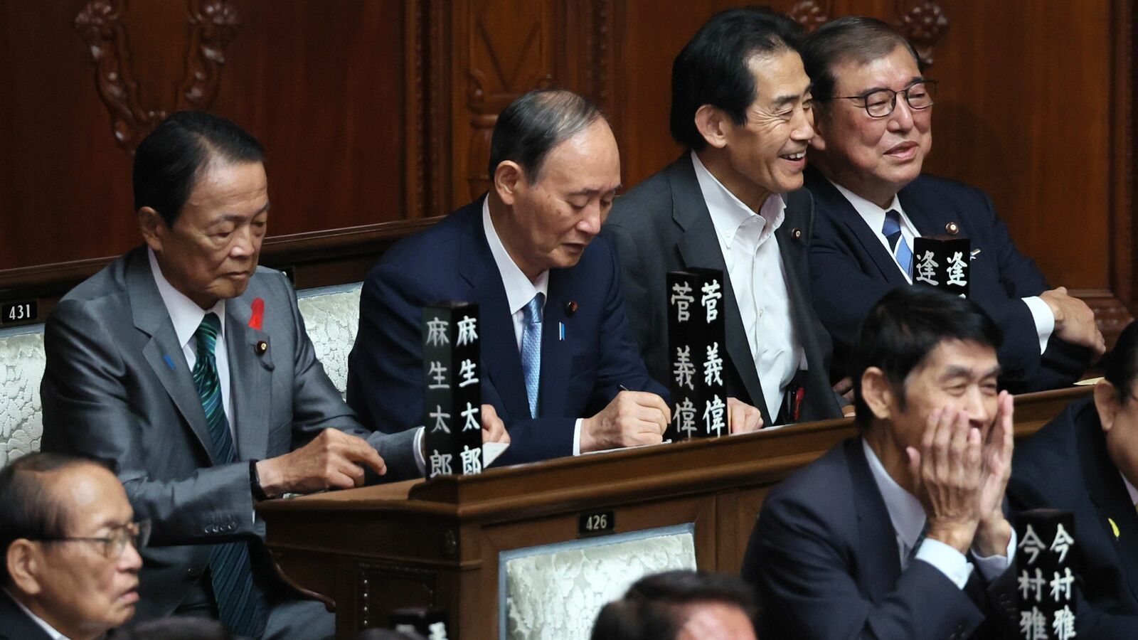 麻生太郎氏の失脚を心から喜んでいる…｢名誉会長の弔い選挙｣に前のめりになる巨大宗教団体の本音 公明党が石破政権にホッとしている背景