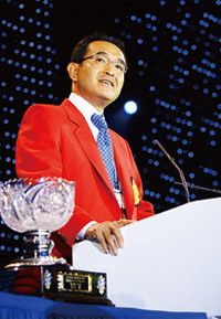 <strong>甲州 賢</strong>●JTB、リクルートで活躍したのち、プルデンシャル生命のライフプランナーとなり、生命保険のフルコミッションセールスの道を歩み出す。在籍した約11年で3080件の契約を重ね、2年連続チャンピオン（営業職約3000名の第1位）の栄冠に輝く。そのいっぽうで、後輩たちの育成にも尽力していた。写真はチャンピオン表彰式でのスピーチ。