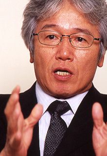 <strong>吉野家ディー・アンド・シー社長 安部修仁</strong><br>1949年生まれ。福岡県立香椎工業高校卒。吉野家築地店でのアルバイトを経て、72年吉野家入社（当時は5店舗の牛丼チェーン）。90年、代表取締役常務に就任。92年より現職。10月1日付で設立する持ち株会社、吉野家ホールディングスの社長に就任予定。2004年、BSEの影響で牛丼販売中止となるも、06年9月には復活を果たし、08年2月期の営業利益率は5.2%を予測する。肉の部位や丼への盛り付け方などの話になると口調が熱っぽくなる。