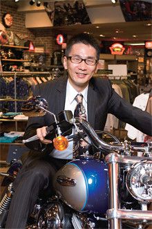 <strong>福森豊樹</strong>●1963年、大阪府生まれ。86年京都大学法学部卒業後、伊藤忠商事入社。主に中近東、アフリカ地域への自動車輸出ビジネスに従事。2000年ハーレーダビッドソン ジャパン入社。販売拡張部、社長室を経て、07年ゼネラルマネージャー。09年より同社社長。