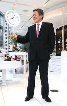 <strong>JT社長 木村宏<br></strong>1953年、山口県生まれ。<br>76年京都大学法学部卒業、同年日本専売公社(現・日本たばこ産業〈JT〉)入社。<br>99年経営企画部長、同年5月JT インターナショナル社副社長、同年6月JT取締役も兼務。<br>2001年JT取締役を退任し、JTインターナショナル社副社長に専任。05年JT取締役を兼務。<br>06年6月から現職。