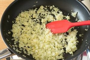 火力は中火。途中でにんにく、生姜を加える