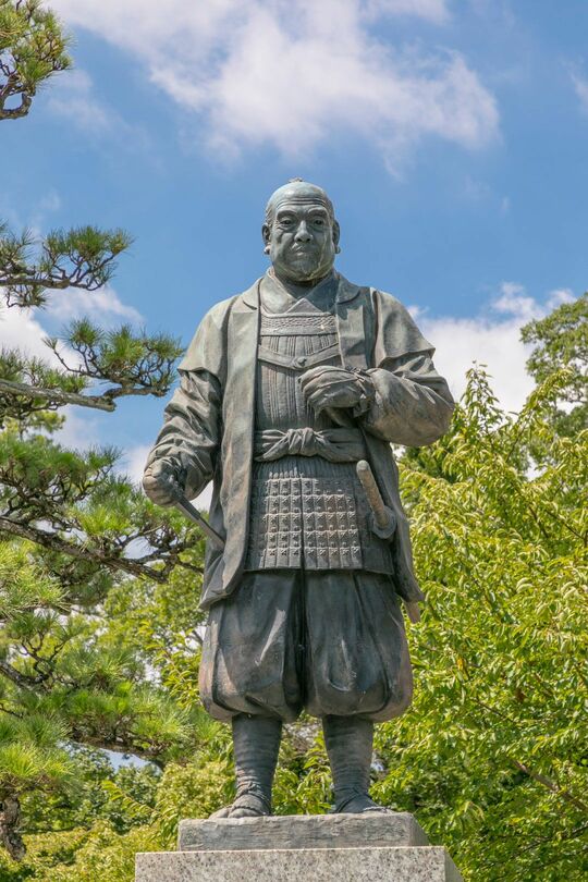 徳川家康公像（＝2018年8月9日、愛知県岡崎市・岡崎公園）