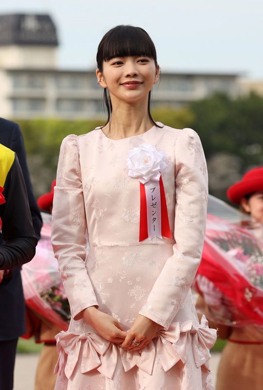 第86回桜花賞（GⅠ）でJRA年間プロモーションキャラクターを務める俳優の見上愛さん＝2026年4月12日、兵庫・阪神競馬場