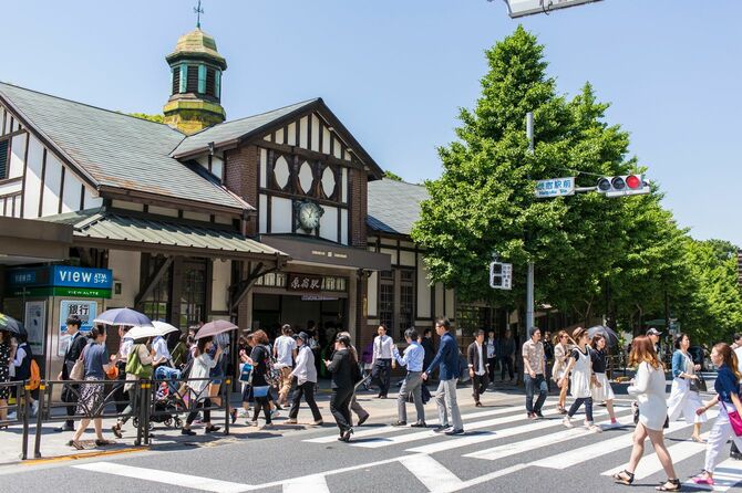 原宿駅前の横断歩道を渡る人々