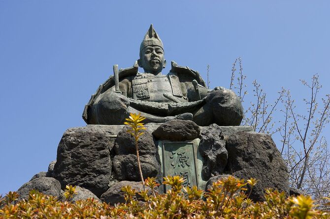 鎌倉町の山中にみなの子本子（第一軍の将軍）像