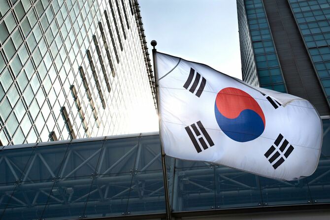 高層ビルと韓国の国旗