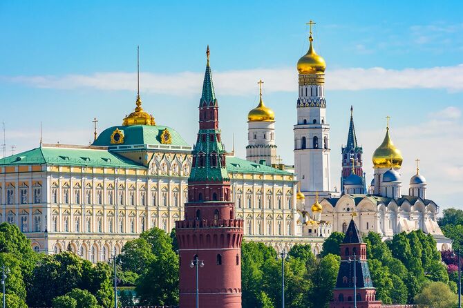 モスクワクレムリンの塔と夏のグランドクレムリン宮殿、ロシア