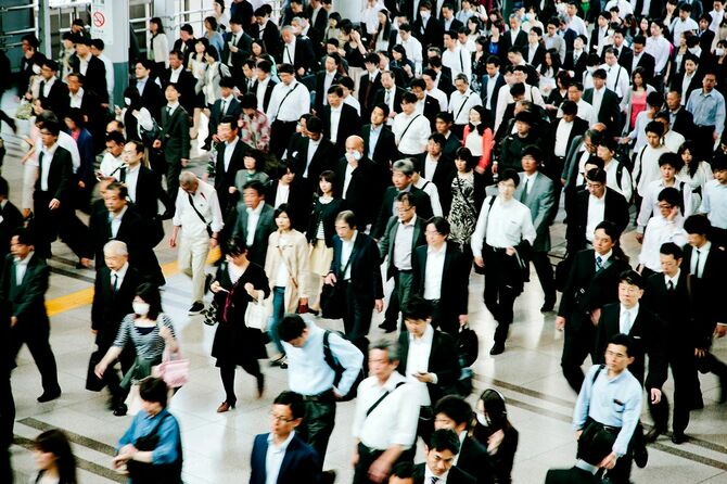 忙しい歩行者用歩道、ビジネスマン、女性、歩いて通勤、動きがぼやけ、東京。水平構成。