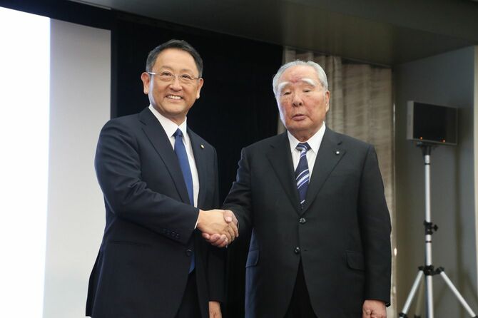 トヨタの豊田章男氏と握手をする鈴木修氏