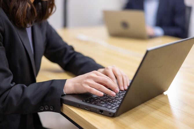 会議室で働くビジネスウーマン