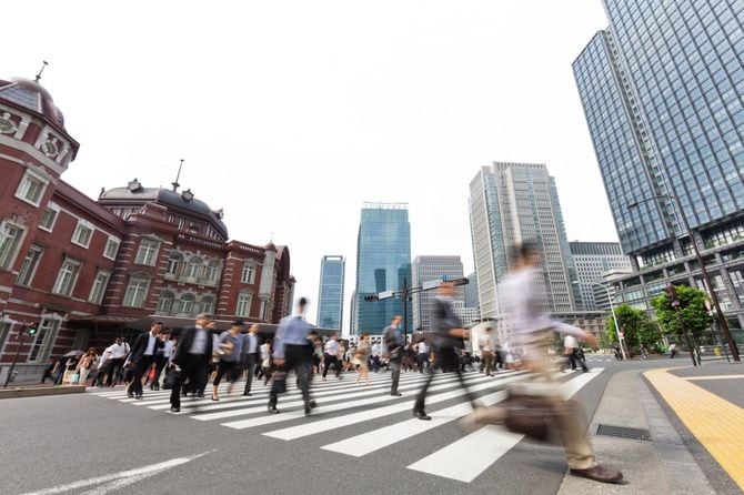 忙しい都市通勤者の背後にある東京駅