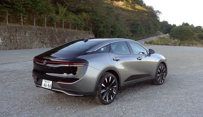 新型クラウン・クロスオーバー。伊豆スカイライン多賀駐車場にて