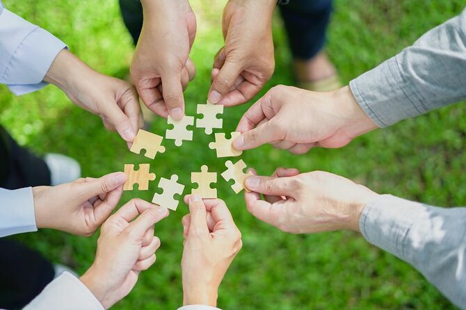 パズルピースを差し出す手