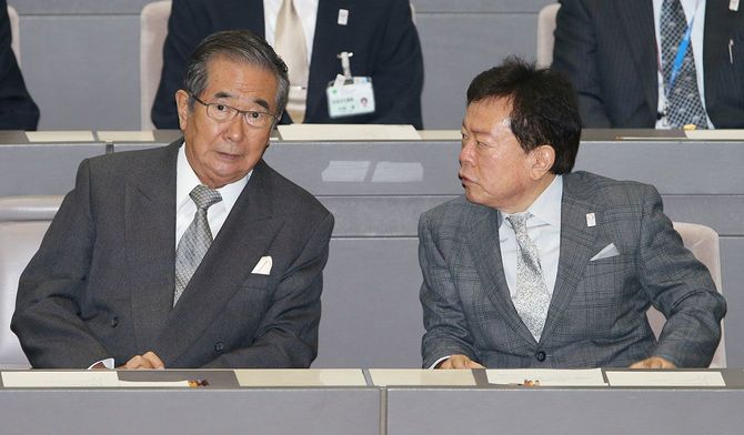 東京都知事の辞職が決まった時の石原慎太郎氏と、副知事(当時)の猪瀬直樹氏=2012年10月31日、東京都庁