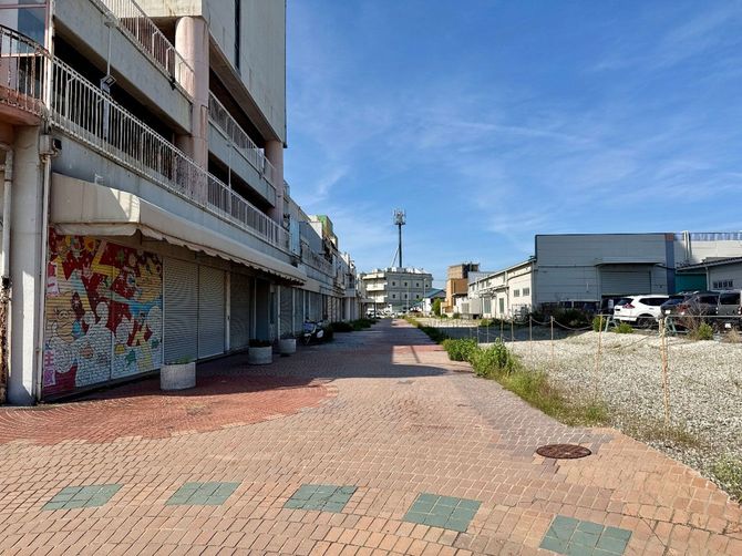 左側が上層階にマンションのある西館。対面に東館があったが、更地になっている