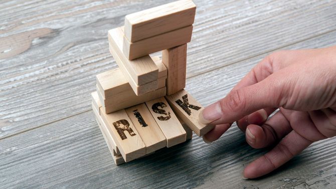 木製のブロックタワーから1ブロックを取る