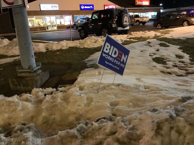 傾いたバイデンの看板