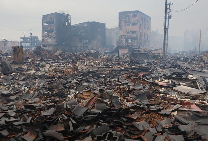 大規模火災で焼け落ちた石川県輪島市の「輪島朝市」付近＝2024年1月3日午前