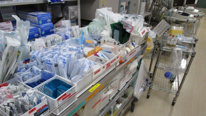 ER内の医療資材を載せたワゴン