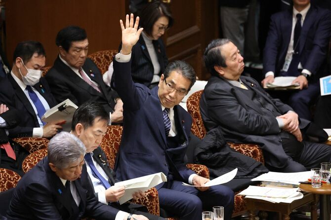 参院予算委員会で挙手する江藤拓農林水産相（中央）＝2025年3月6日、国会内