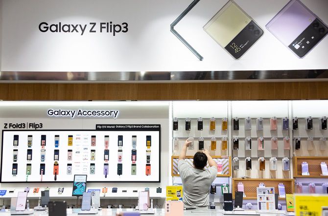 2021年10月8日、韓国・ソウルのサムスン電子本社にあるサムスン電子のギャラリーを訪れる韓国人男性。サムスン電子は10月8日、第3四半期の7~9月期の営業利益が73兆ウォン(612億米ドル)となり、前年同期比で9%増加したと発表した。