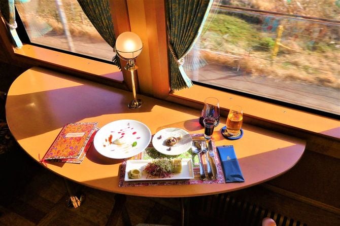 車内では、北海道の食材を使った料理が提供される