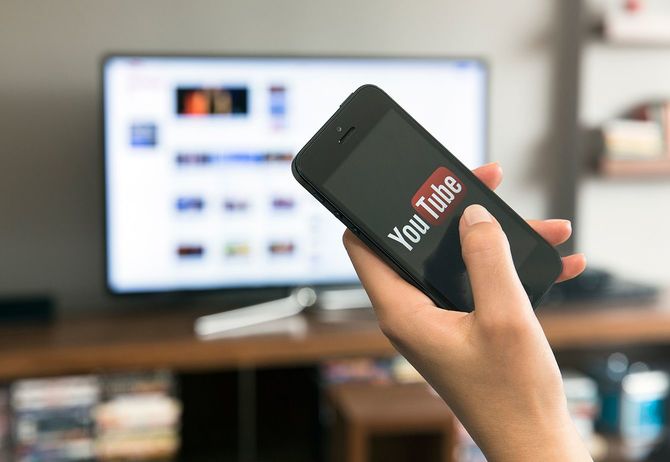 ホームメディア共有技術を備えたスマートテレビでYouTubeの動画を見る