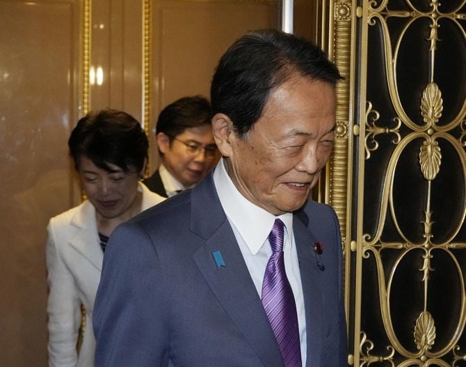 自民党役員会に向かう麻生太郎副総裁=2026年6月29日、国会