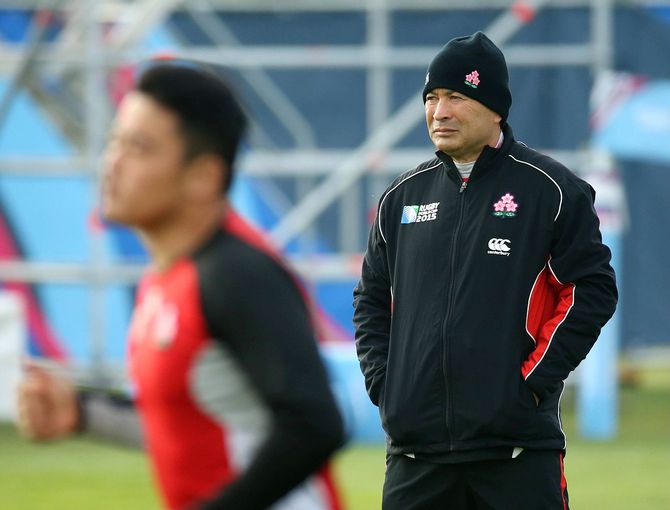 サモア戦に向けた練習を見守る日本代表のエディー・ジョーンズ・ヘッドコーチ(右)=2015年10月1日、イギリス・ウォリック