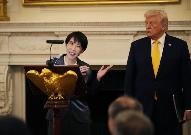 ホワイトハウスで行われた夕食会であいさつする高市早苗首相。右はトランプ米大統領、2026年3月19日