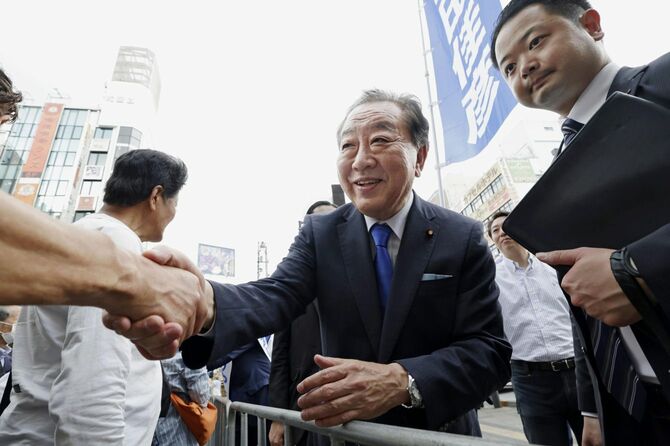 街頭演説を終え、有権者と握手する立憲民主党の野田佳彦代表(中央)