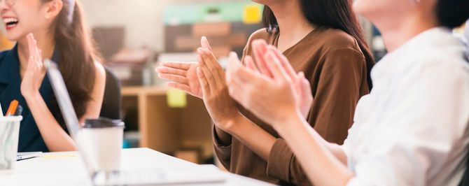 拍手をする人々