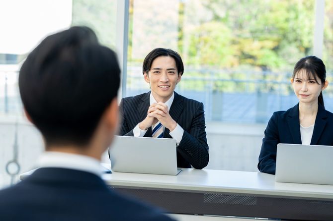 オフィスで面接を受けるビジネスパーソン