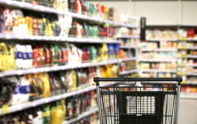 ショッピングカートのあるスーパーマーケット