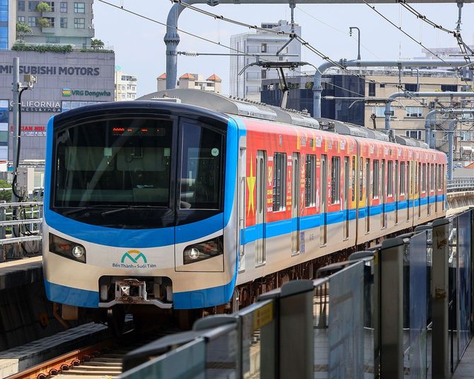 ヴァンタイン公園付近を走行する日立の車両
