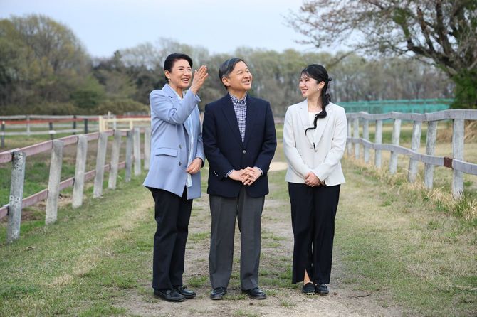 御料牧場内を散策される天皇、皇后両陛下と長女愛子さま＝2023年4月5日午後、栃木県高根沢町