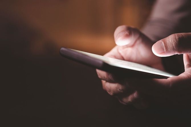 スマホを使用する人の手元
