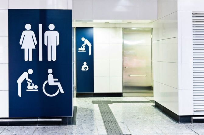 青一色で描かれたトイレのピクトグラム