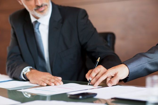 署名するビジネスマン