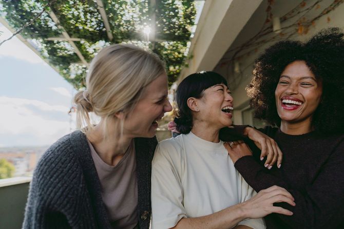 女性の友人の多民族グループ